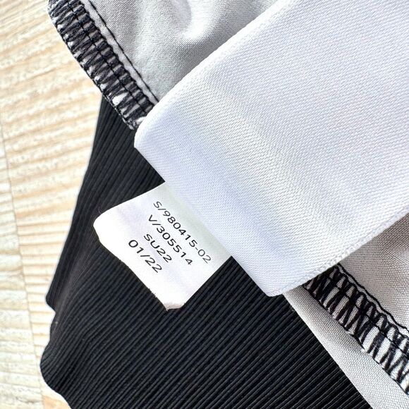 Athleta‎ Brooklyn Lumen Floral Print Shorts | Black/Grey Small - Picture 4 of 5